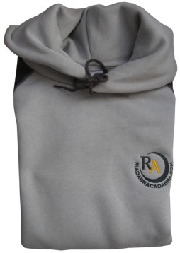 Ejemplo de sudadera bordada con capucha